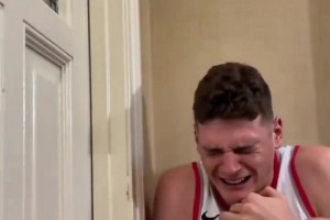 AI恶搞在杨瀚森的斧头压迫下 克林根卷缩一团躲在房间