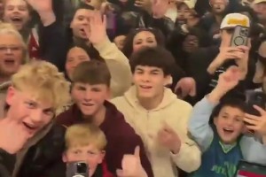 人气！华子来到他家附近的球星卡商店 球迷们高喊他MVP~