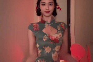 这腰臀比性感啊😍女篮球员卓识穿新中式旗袍热舞~