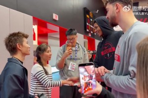 你俩认识？任嘉伦赛后和申京聊天，小史密斯还主动上前与其握手！