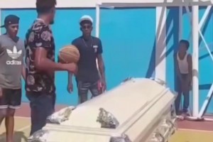 人情味！好哥们意外离世 哥几个让他入土前打进最后一记投篮