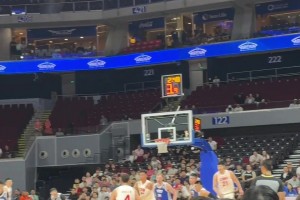 场边视角看昨日赵继伟大心脏超远三分，真的太硬了！