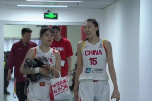名宿来探班了！赛后王治郅和中国女篮三塔一同走回更衣室😂
